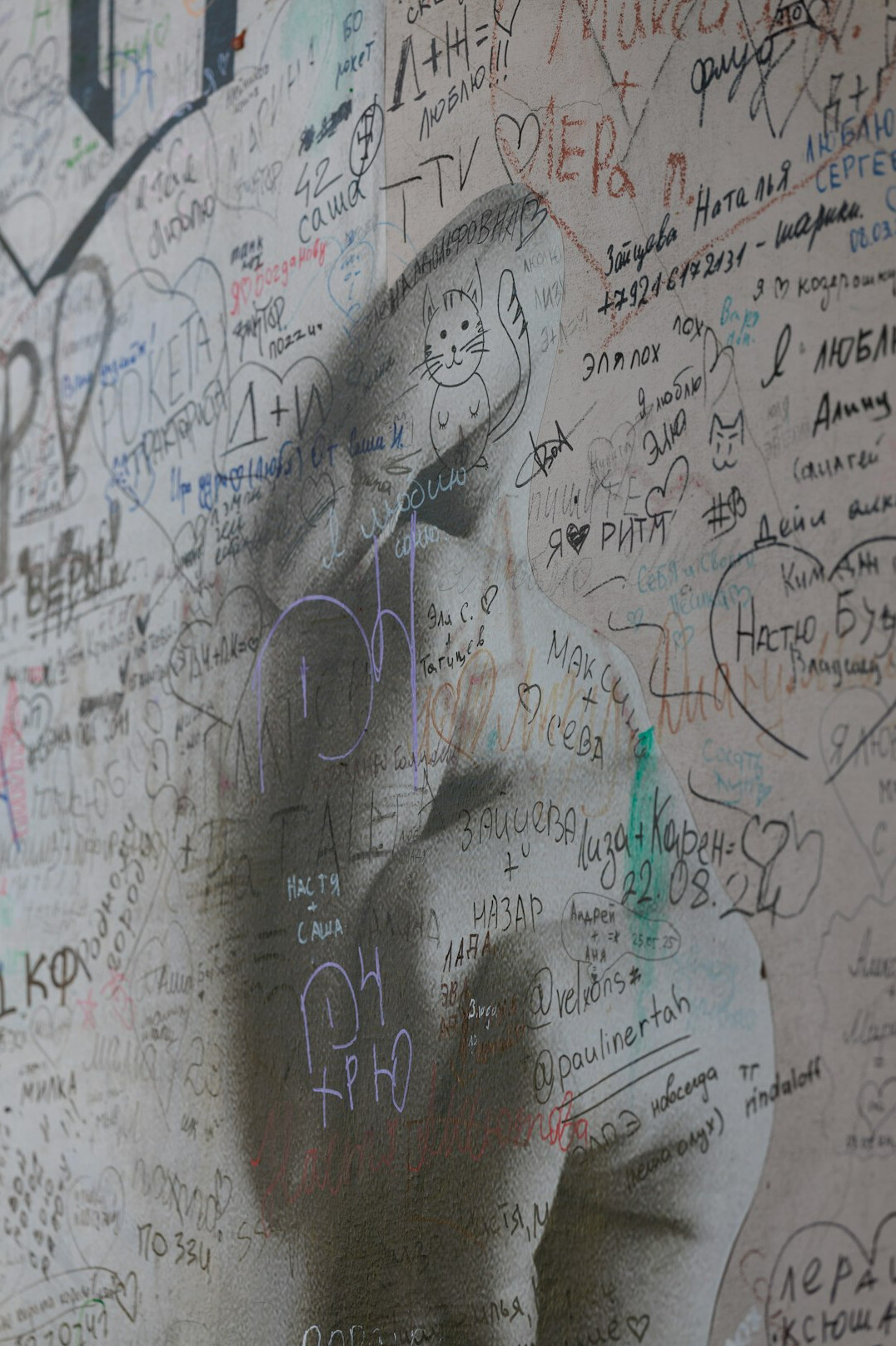Person writing argumentation notes on a whiteboard